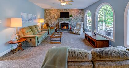 Lakefront Home With Boat Dock, Private Firepit & Game Room - Dog-friendly