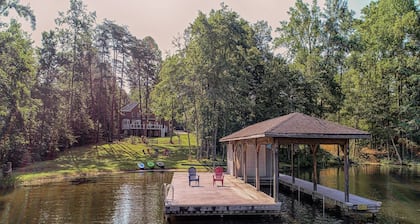Lakefront Home With Boat Dock, Private Firepit & Game Room - Dog-friendly