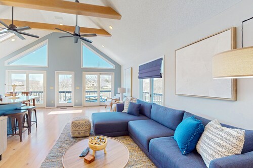 Updated Lakefront Home & Studio With Water Views, hot Tub, Dock & Game Room