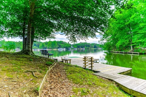 Lakeside log Home With a Private Deck, Wifi, Firepit, Central AC, & Washer/dryer