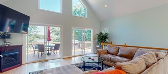 Lakefront Retreat With Private Dock, Kayaks, Volleyball, Firepit, Ping-pong