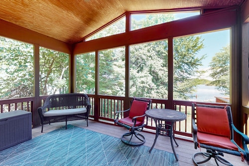 Lakefront Retreat With Private Dock, Kayaks, Volleyball, Firepit, Ping-pong