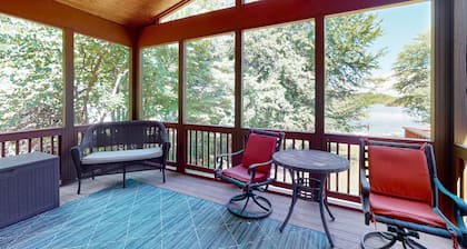 Lakefront Retreat With Private Dock, Kayaks, Volleyball, Firepit, Ping-pong