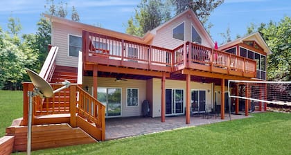 Lakefront Retreat With Private Dock, Kayaks, Volleyball, Firepit, Ping-pong