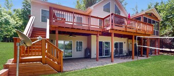 Lakefront Retreat With Private Dock, Kayaks, Volleyball, Firepit, Ping-pong