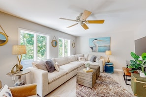 A living room with a sofa, coffee table, and decorative items. - Lakefront House With Breathtaking Views, Private Dock & Boat Launch (Mineral)