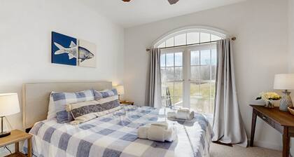 Peaceful Lakeside Retreat With hot Tub, Private Pool, Dock & Paddle Boards