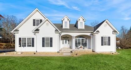 Peaceful Lakeside Retreat With hot Tub, Private Pool, Dock & Paddle Boards