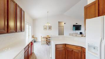 Rumah, Beberapa Tempat Tidur, dapur (A Home Away) | Interior