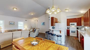 House, Berbilang Katil, Kitchen (A Home Away) | Bahagian dalam