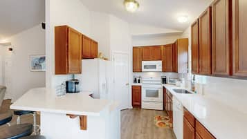 Rumah, Beberapa Tempat Tidur, dapur (A Home Away) | Dapur pribadi