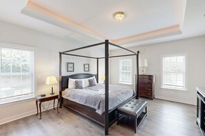 4 bedrooms - Two-story, Lakefront Getaway With Dock, Beach, Grill, 2 Kayaks, 2 Canoes, AC (Orange)