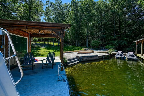 Luxurious Lakefront Cabin With hot Tub, Game Room, & Washer/dryer- dog Friendly
