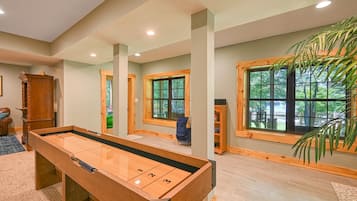 Cabin, Multiple Beds, Hot Tub (The Last Cast) | Game room