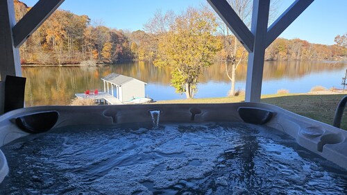 Spacious Lakefront House W/patio, Balcony, Grill & Foosball