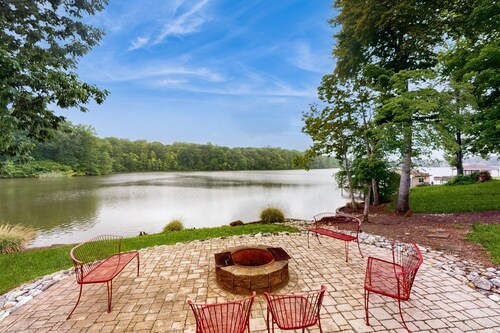 Spacious Lakefront House W/patio, Balcony, Grill & Foosball