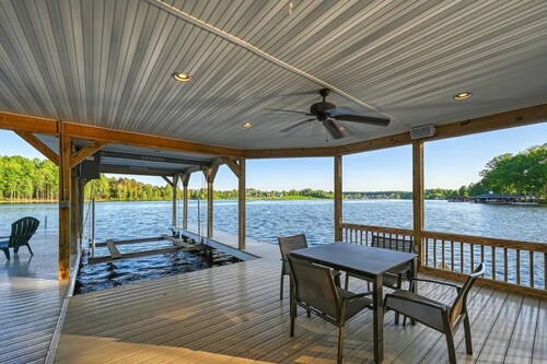Spacious Waterfront House With Private hot Tub, Sauna, Pool Table