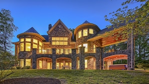 Suuri, useita kerroksia sisältävä kivitalo, jossa on useita parvekkeita ja suuret ikkunat.