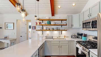 Casa, varias camas, cocina (Sundown Bed and Beach) | Cocina privada
