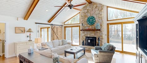 House, Multiple Beds, Kitchen (Sundown Bed and Beach) | Living area