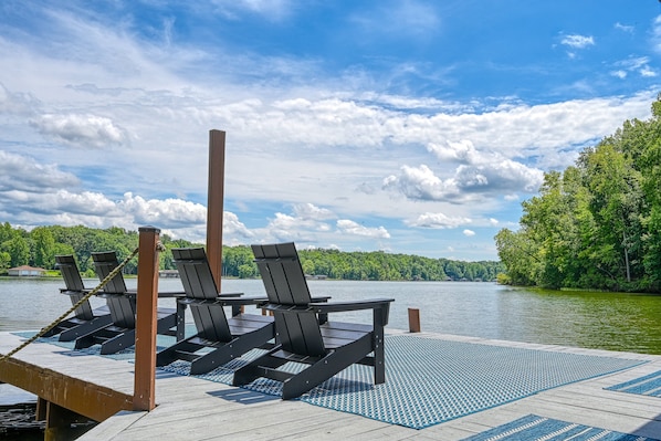 A dock with lounge chairs facing a lake, surrounded by trees. - Stunning Lakefront House With View, Free Wifi and Secluded Swimming Area (Spotsylvania)