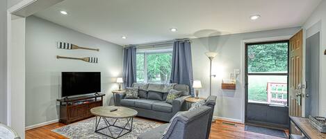 House, Multiple Beds, Kitchen (Persimmon Cove) | Living area