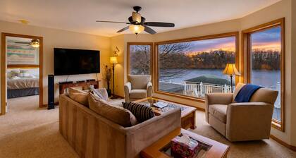 Lakefront Retreat With Views, hot Tub, Kid's Play Area, Dock & Fiber Internet