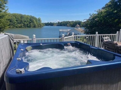 Lakefront Retreat With Views, hot Tub, Kid's Play Area, Dock & Fiber Internet