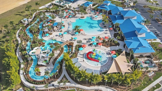 Vista aérea de um resort com várias piscinas, toboáguas e áreas de lazer.