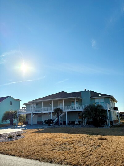 Spacious 3-bedroom, 2-bath canal home located with Canal access and Waterway views.