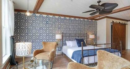 Elle & Becks Second Floor Suite