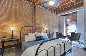 Tabla de planchar con plancha, wifi gratis, ropa de cama