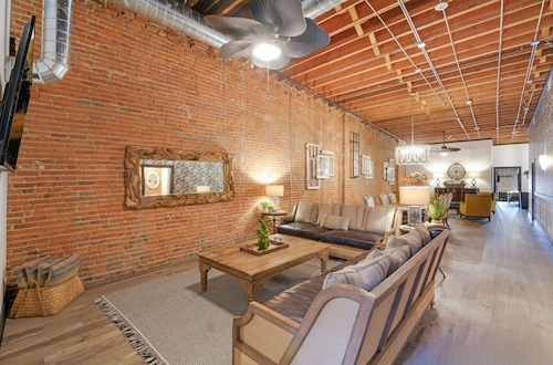 Elle & Becks loft Suite