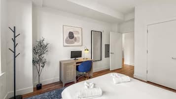 Apartment, 1 Bedroom | Meja, ruang kerja komputer riba, seterika/papan seterika, Wi-fi percuma