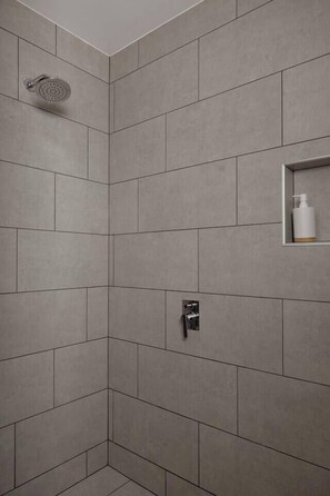 Bathroom - Firepit | Pet friendly | King beds w luxury linen (Coolum Beach)