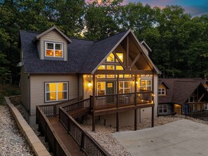 A two-story house with a balcony, a deck, and a stone foundation. - 2 min drive to Silver Dollar City, 4BR/4BA Family Friendly Retreat (Branson)