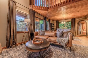 TV, fireplace - RidgeHaus | Gatlinburg (Gatlinburg)