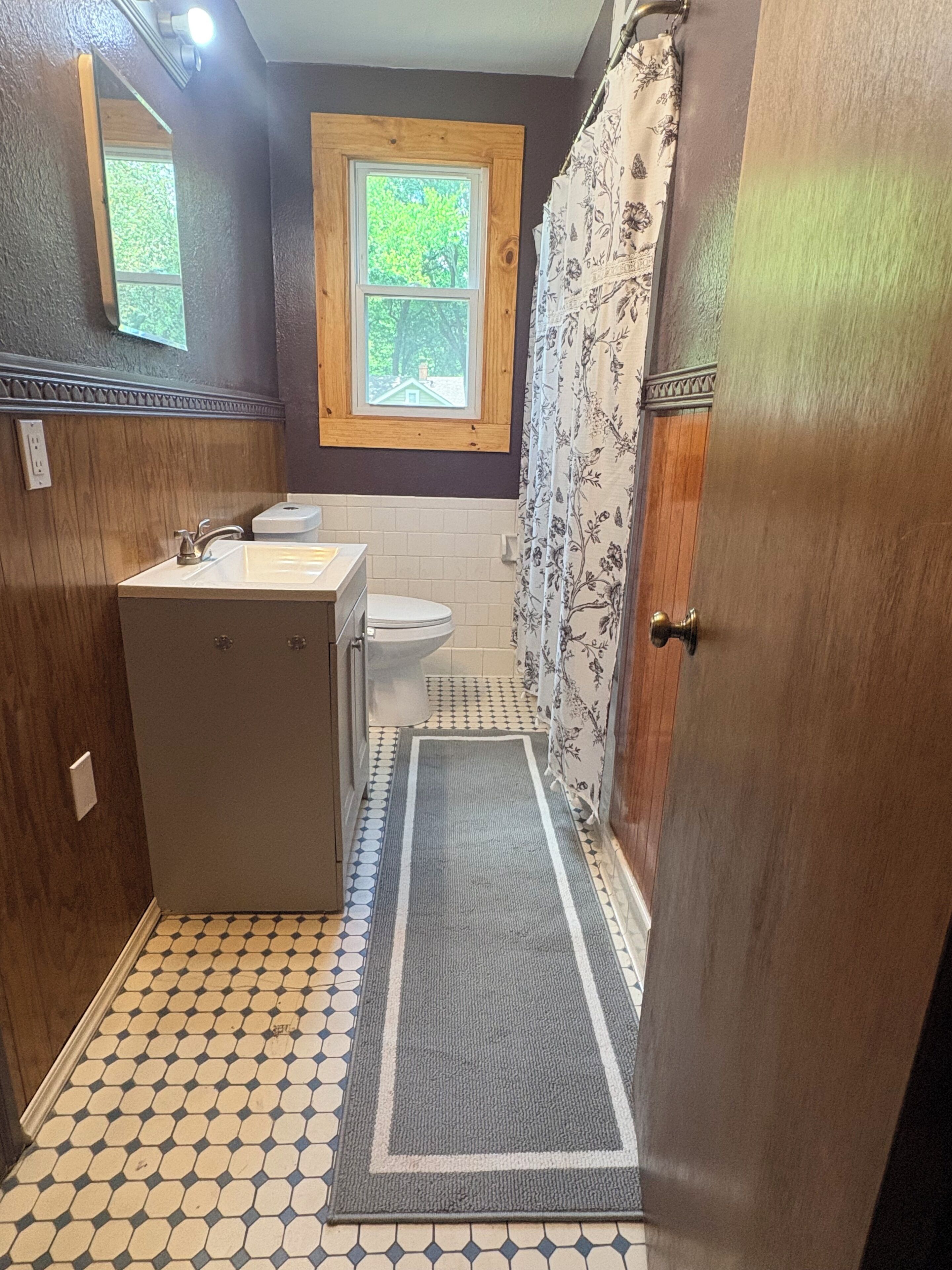 Secadora de cabello, bidet, toallas, jabón 