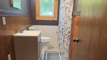 Secadora de cabello, bidet, toallas, jabón