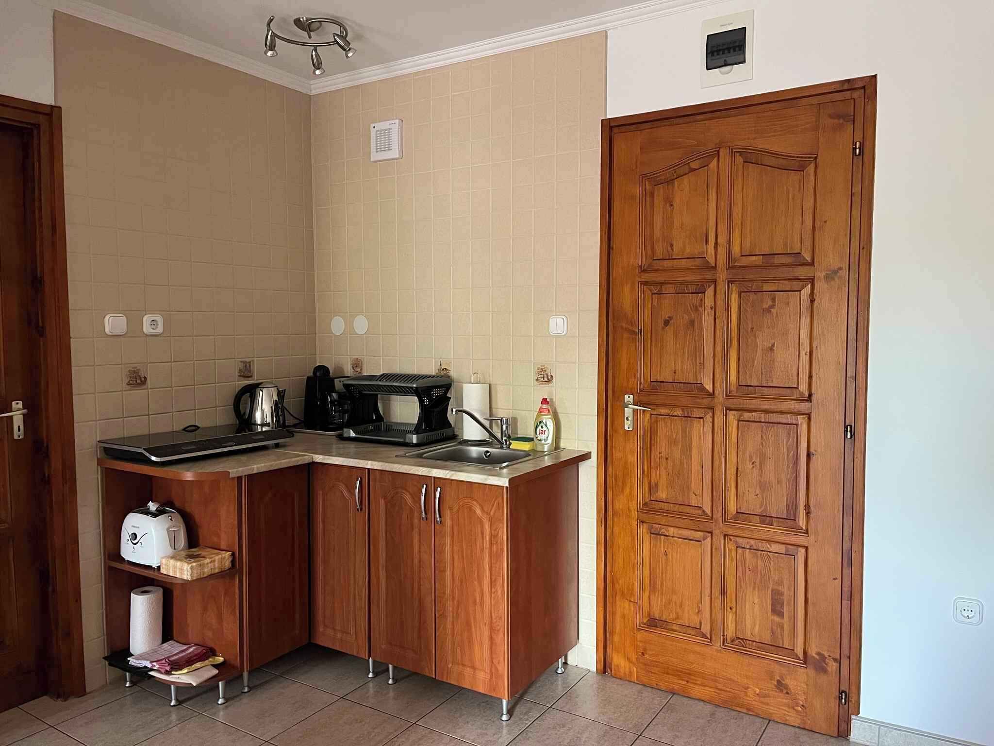 Fridge, microwave, stovetop, coffee/tea maker