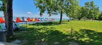 Holiday apartment with Wi-Fi, air conditioning, balcony and parking