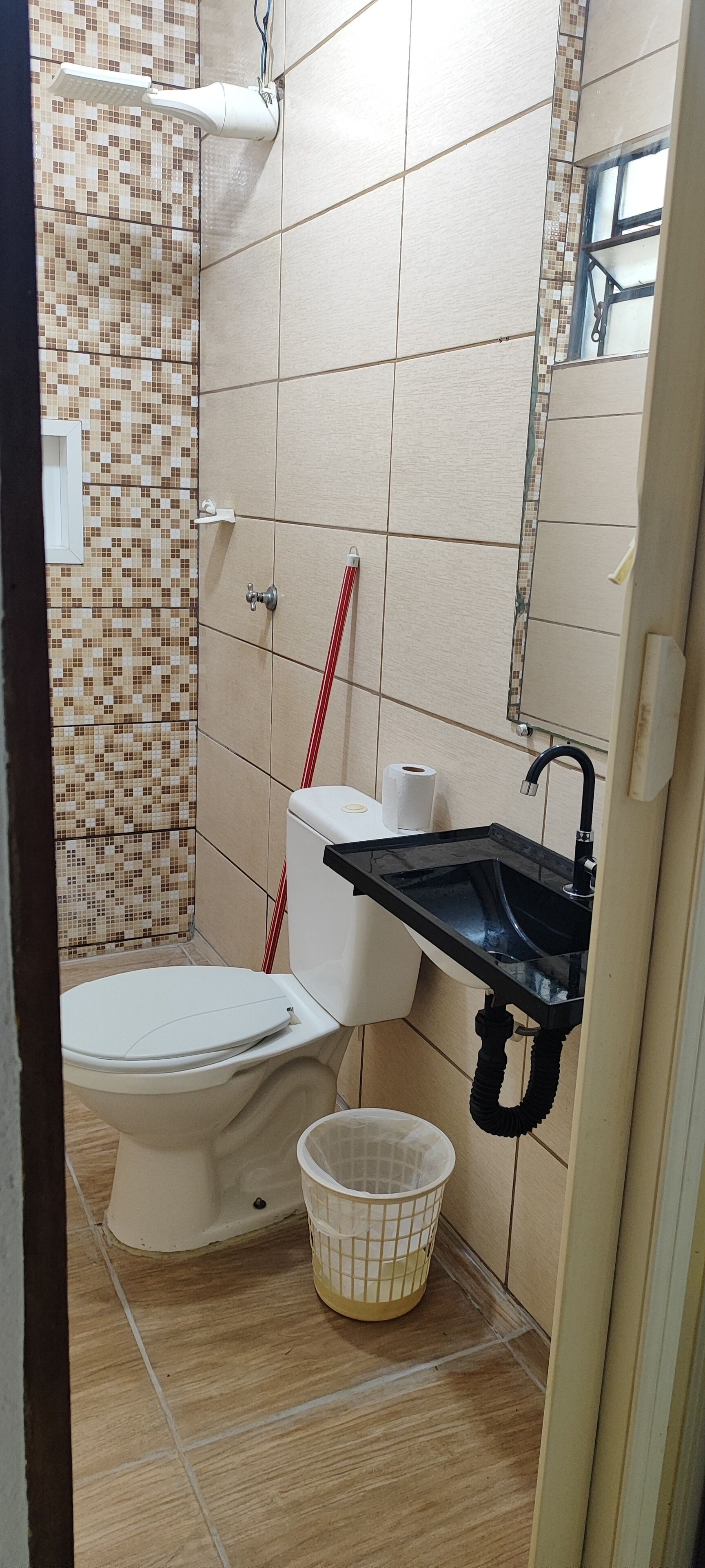 Chuveiro, toalhas de banho, papel higiênico 