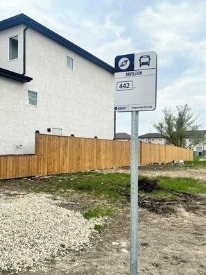 Ein Schild mit der Nummer 442, das eine Route oder einen Bereich kennzeichnet.