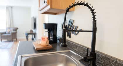 Convenient & Modern 2 Bed Apt Free Wi-Fi & Parking