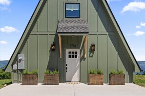 Exterior detail - The Perch - Bluff Views, Hot Tub, Comfy Modern Feel (Trenton)