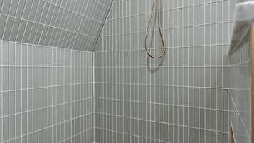 Douche, sĂšche-cheveux, serviettes fournies, savon