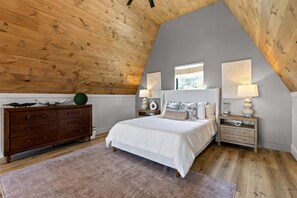 2 bedrooms, iron/ironing board, free WiFi, bed sheets - The Perch - Bluff Views, Hot Tub, Comfy Modern Feel (Trenton)