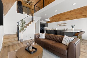 Smart TV, fireplace - The Perch - Bluff Views, Hot Tub, Comfy Modern Feel (Trenton)