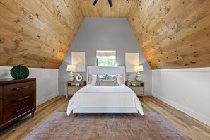 Iron/ironing board, free WiFi, bed sheets - The Perch - Bluff Views, Hot Tub, Comfy Modern Feel (Trenton)