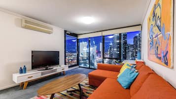 Comfort Apartment, Balcony, City View | Living area